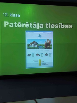 12.klases skolēni apgūst patērētāja tiesības
